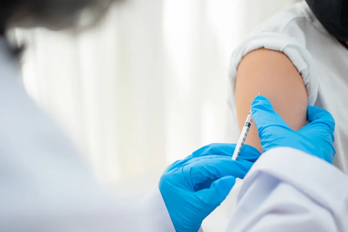 vacuna meningitis brote