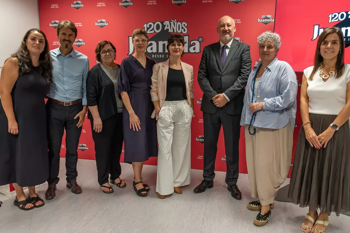 Representantes del Ayuntamiento de Sant Quirze del Vallès, del Col·legi de Farmacèutics de Barcelona y de Angelini Pharma celebran el 120 aniversario de Juanola.